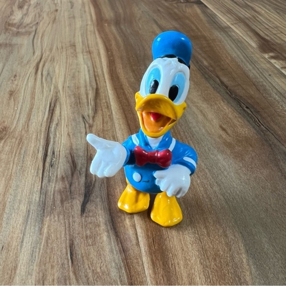 Vintage Disney Donald Duck 3" PVC Figure Hand Out Cartoon Cake Topper